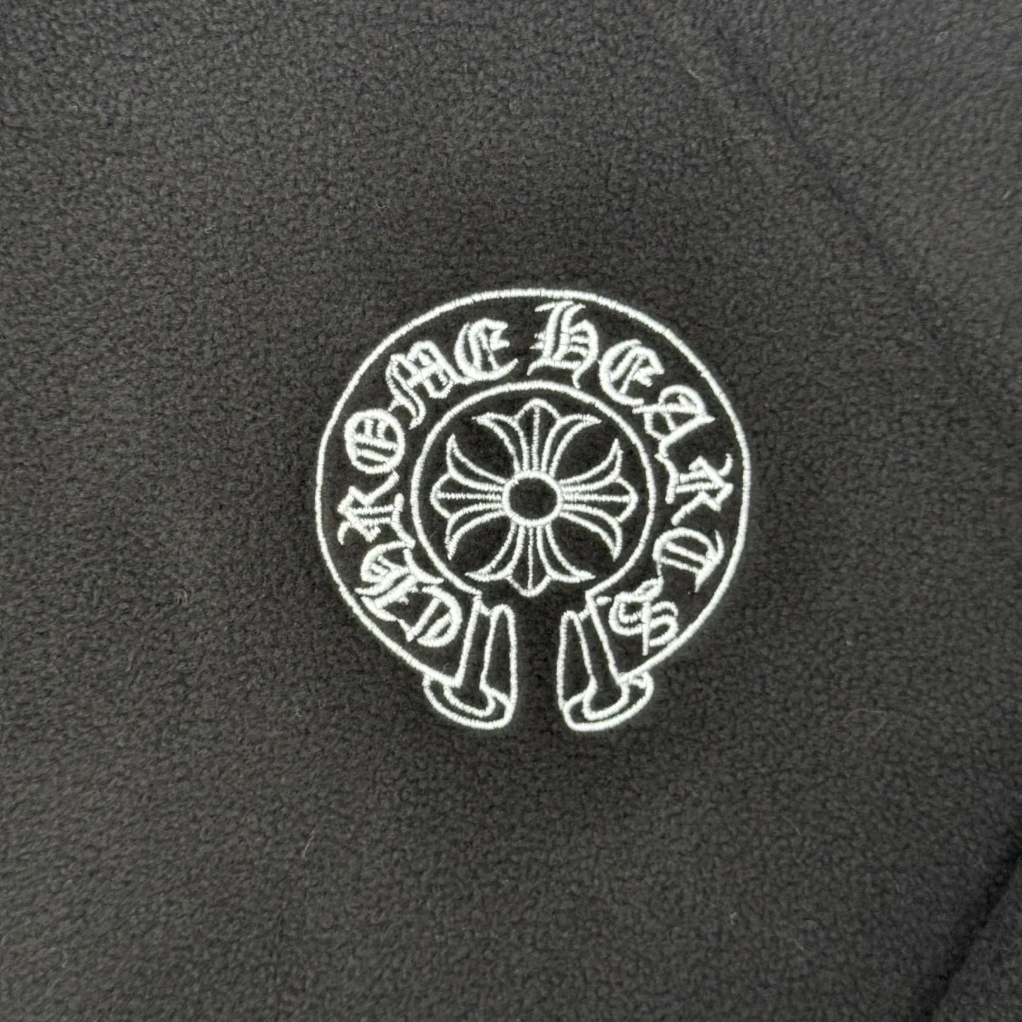 P400 Chrome Herat 2025 embroidered double-sided brushed polar fleece hooded sweatshirt SIZE S/M/L is rare in Chrome Heart's material selection. It uses terry and brushed fabrics to make it softer and warmer. Classic horseshoe embroidery on the chest. Made of imported lambskin. The crusaders flower snap button on the collar and the melon beads at the hem are all genuine antique silver.